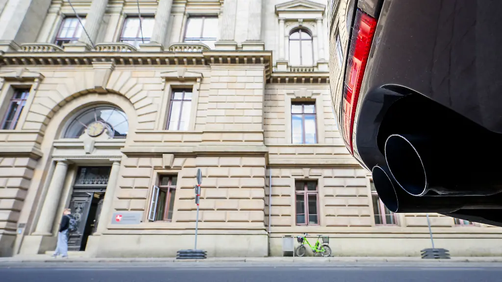 Ein-Volkswagen-mit-einer-Abgasanlage-parkt-vor-dem-Landgericht-Braunschweig-Im-Strafprozess-zur-Dieselaffaere-sind-vier-fruehere-Fuehrungskraefte-von-Volkswagen-wegen-Betrugs-schuldig-gesprochen-worden-Die-Wirtschaftsstrafkammer-des-Landgerichts-Braunschweig-verurteile-zwei-Angeklagte-zu-mehrjaehrigen-Haftstrafen-zwei-Ex-Mitarbeiter-erhielten-Bewaehrungsstrafen