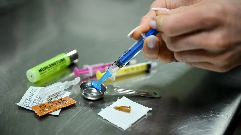 PRODUKTION-30-10-2025-Berlin-Steriles-Konsumzubehoer-wird-im-Konsumraum-Muehlenstube-in-der-Hand-gehalten-Konsumraeume-bieten-die-Moeglichkeit-fuer-einen-risikogeminderten-Gebrauch-von-Heroin-oder-Crack