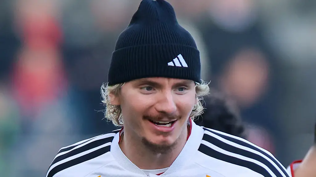 Nick-Woltemade-Germany-lacht-Training-der-deutschen-Fussball-Nationalmannschaft-Volkswagen-Arena-am-10-November-2025-in-Wolfsburg-Deutschland-Foto-von-Marco-Steinbrenner-DeFodi-Images-Nick-Woltemade-Germany-smiles-Training-der-deutschen-Fussball-Nationalmannschaft-Volkswagen-Arena-November-10-2025-in-Wolfsburg-Germany-Photo-by-Marco-Steinbrenner-DeFodi-Images-DFL-regulations-prohibit-any-use-of-photographs-as-image-sequences-and-or-quasi-video