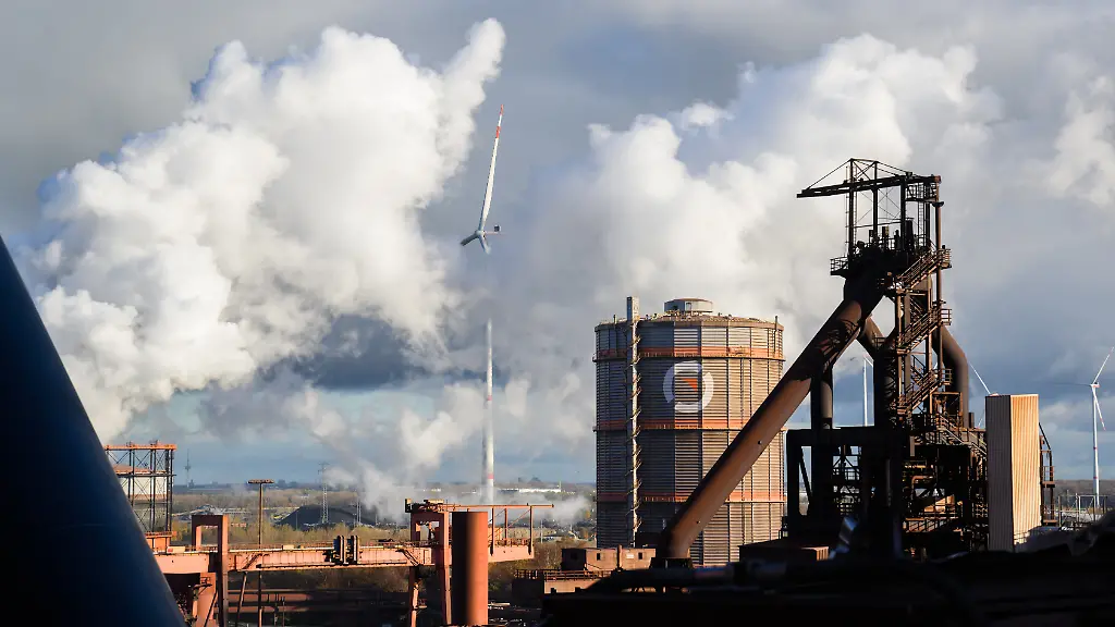 Ein-Windrad-steht-auf-dem-Gelaende-der-Salzgitter-AG-Mit-der-gerade-laufenden-Neuzustellung-vom-Hochofen-A-wird-die-Roheisenbasis-waehrend-der-Transformationsphase-hin-zur-geplanten-CO2-armen-Stahlerzeugung-abgesichert-Beim-Projekt-Salcos-Salzgitter-Low-CO2-Steelmaking-soll-durch-den-Einsatz-von-Wasserstoff-die-CO2-Emissionen-drastisch-gesenkt-werden