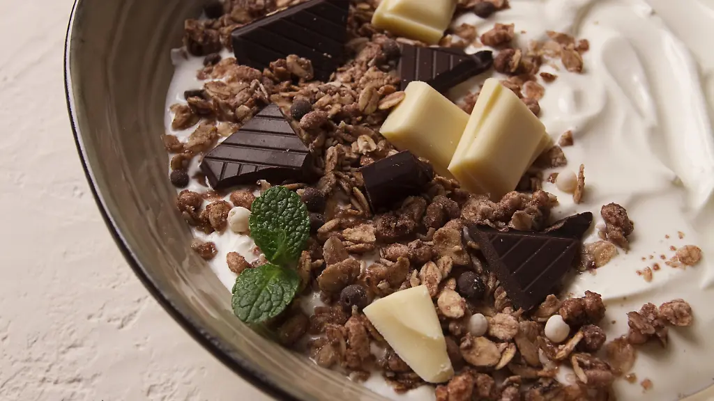 Yogurt-with-chocolate-muesli-breakfast-close-up-fork-on-no-person-Copyright-imageBROKER-GalinaxDidebashvili-ibxgai11823797