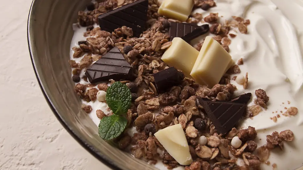 Joghurt-mit-Schokoladenmuesli-Fruehstueck-Nahaufnahme-Gabel-oben-keine-Personen-Yogurt-with-chocolate-muesli-breakfast-close-up-fork-on-top-no-people-Copyright-imageBROKER-GalinaxDidebashvili-ibxgai11823797