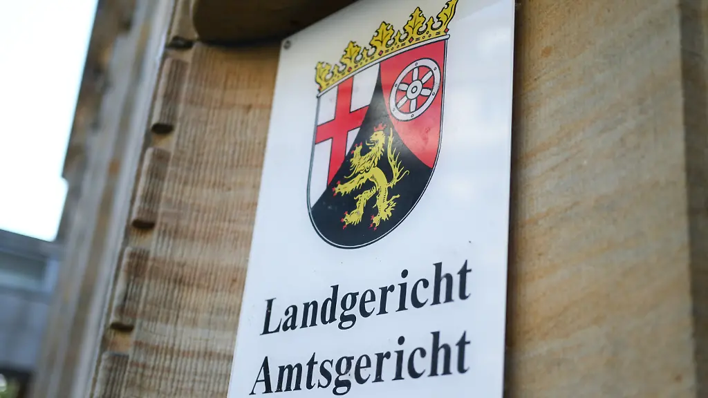 Ein-Schild-mit-dem-Landeswappen-von-Rheinland-Pfalz-und-der-Aufschrift-Landgericht-Amtsgericht-prangt-an-der-Fassade