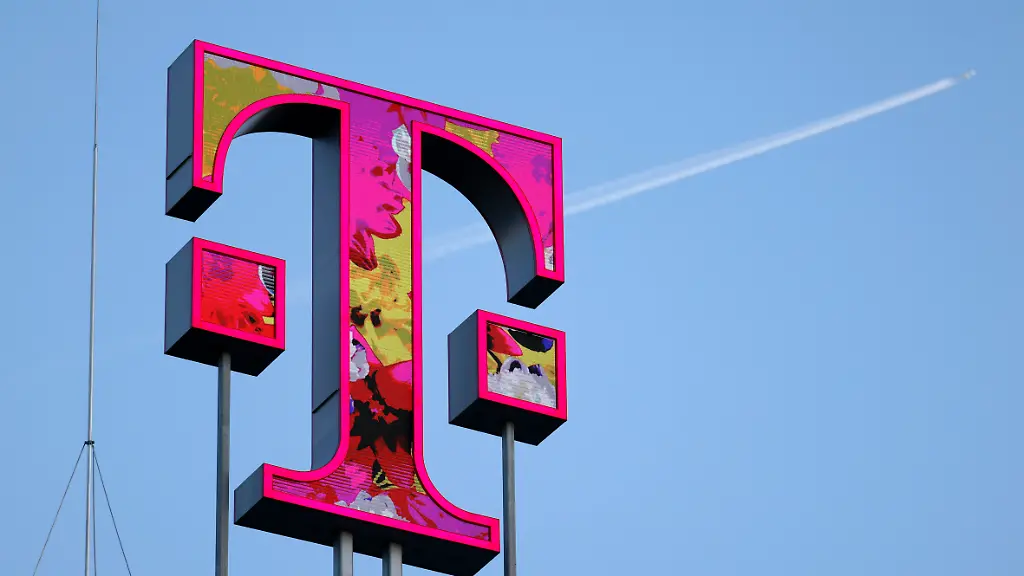 Das-Telekom-Logo-vor-der-Deutschen-Telekom-AG-an-der-Telekom-Zentrale-in-Bonn-Die-amerikanische-Telekom-Tochter-T-Mobile-ist-vor-Donald-Trump-eingeknickt-und-hat-ihre-Diversity-Programme-beendet-bzw-sich-gegenueber-der-amerikanische-Telekom-Regulierungsbehoerde-FCC-zu-einer-weitgehenden-Aufgabe-von-Initiativen-fuer-Diversitaet-Gleichberechtigung-und-Inklusion-DEI-verpflichtet-Themenbild-Symbolbild-Bonn-05-04