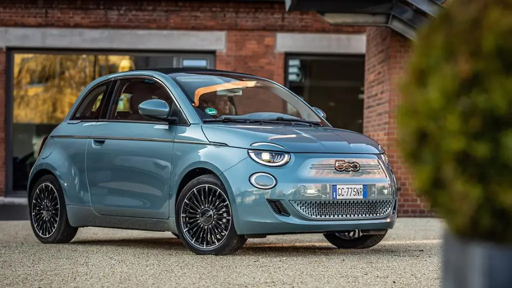 Das-vollelektrische-Cabrio-Fiat-500e-kombiniert-Retro-Optik-mit-moderner-Ausstattung