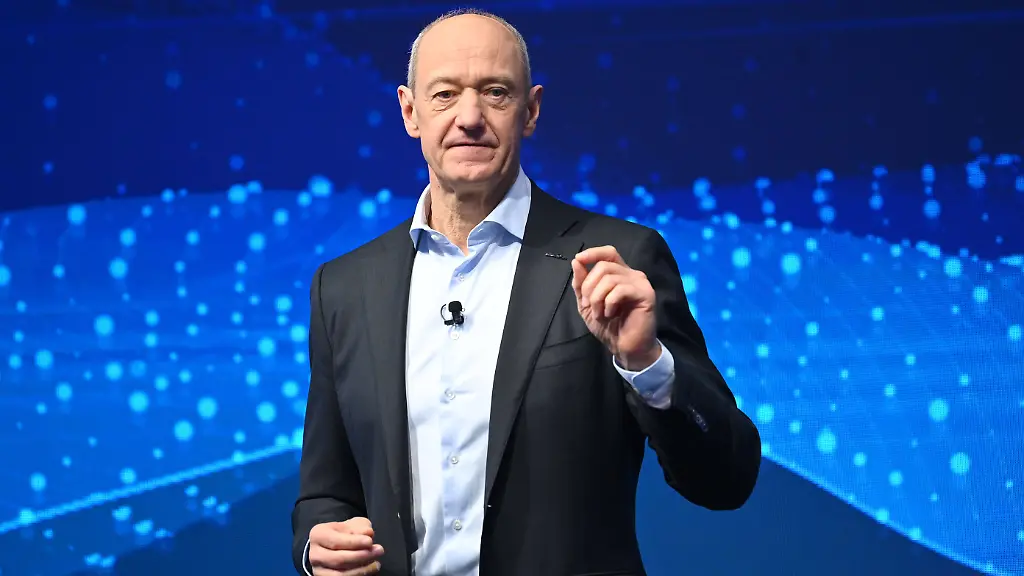 Roland-Busch-Vorsitzender-des-Vorstands-der-Siemens-AG-Gestik-Einzelbild-angeschnittenes-Einzelmotiv-Halbfigur-halbe-Figur-Jahrespressekonferenz-SIEMENS-AG-Bilanz-Pressekonferenz-am-13-11