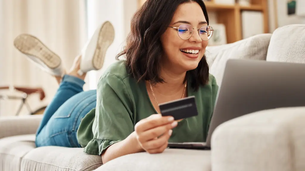 Auch-beim-Shoppen-im-Internet-bieten-Kreditkarten-Vorteile-aber-auch-die-Risiken-sollten-nicht-ausser-Acht-gelassen-werden