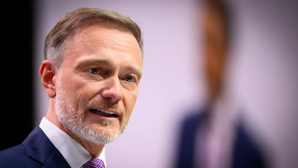 Christian-Lindner-bisheriger-Bundesvorsitzender-der-FDP-spricht-beim-76-Ordentlichen-Bundesparteitag-der-FDP-Der-fruehere-FDP-Chef-und-Finanzminister-Christian-Lindner-wechselt-in-die-Autobranche