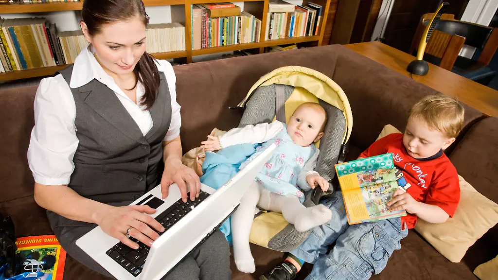 Woman-looking-after-her-children-while-working-at-home