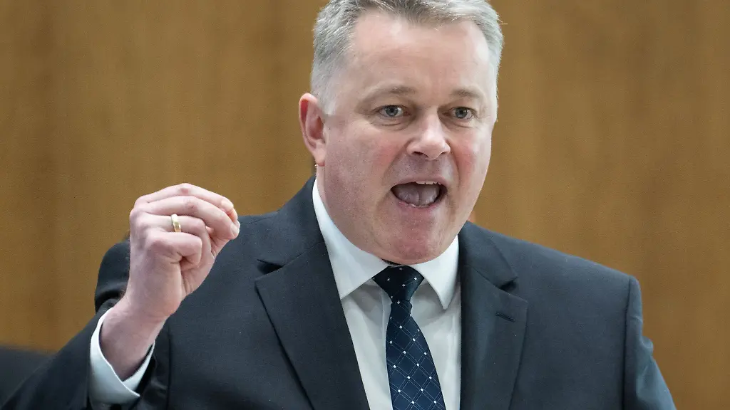 Der-Polizeieinsatz-an-einer-Realschule-in-Ludwigshafen-hat-fuer-CDU-Fraktionschef-Schnieder-System