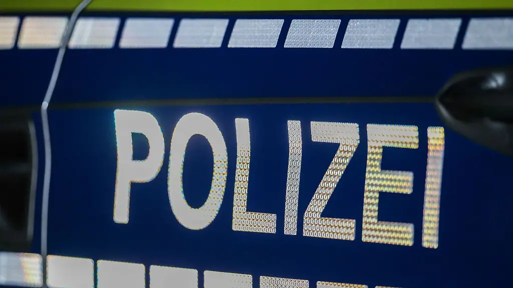 Die-Polizei-sucht-den-Eigentuemer-eines-Minischweins-das-sich-in-Bremervoerde-durch-die-Gaerten-wuehlt