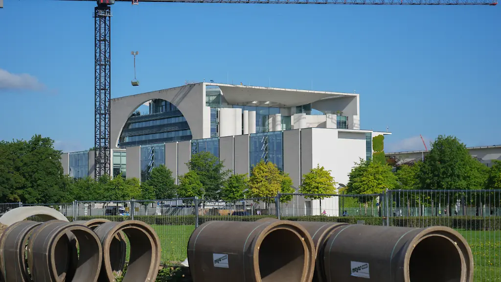 Baumaterial-liegt-auf-der-Wiese-vor-dem-Reichstag-vor-der-Kulisse-des-Kanzleramtes-Heute-beraet-das-Bundeskabinett-ueber-den-Haushalt-2026