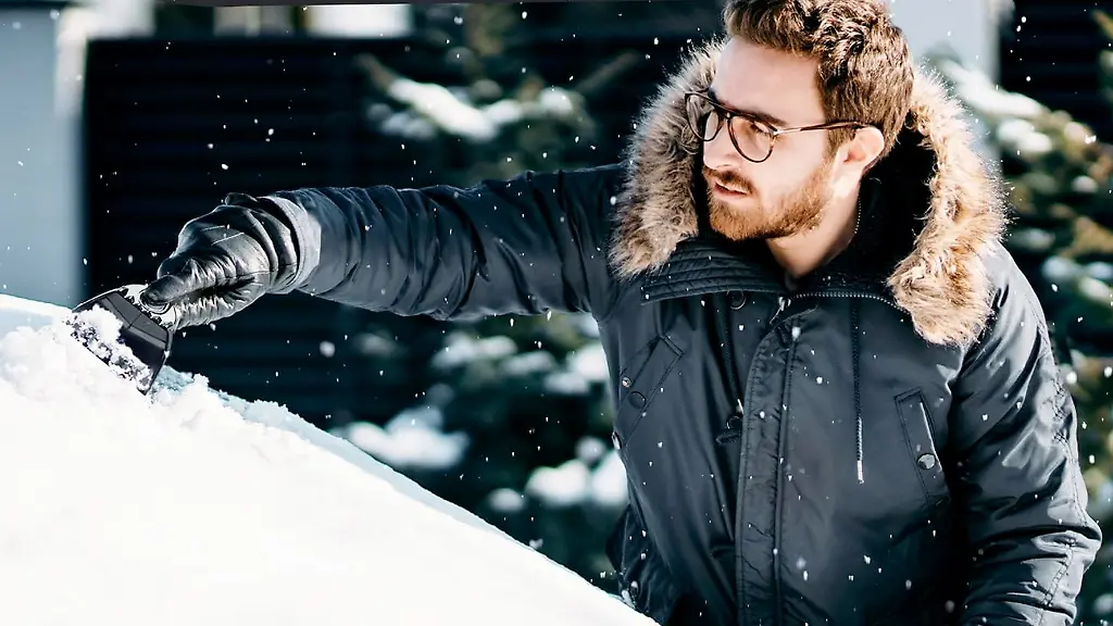 Mit-einem-effizienten-Eiskratzer-ist-das-Auto-deutlich-schneller-freigeschaufelt