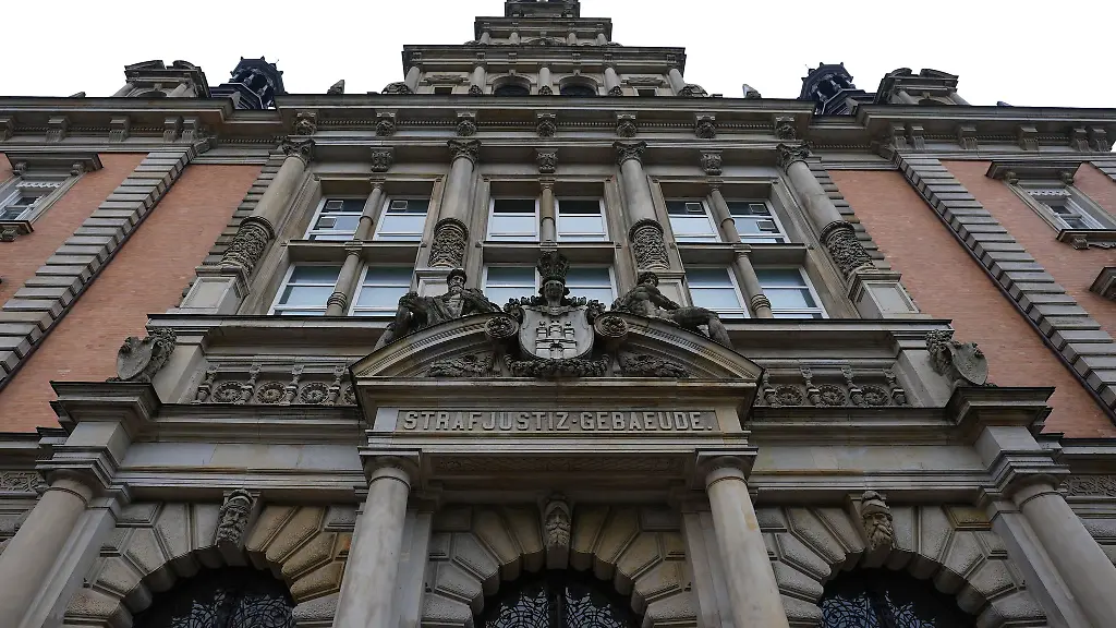 Vor-dem-Landgericht-steht-ein-23-Jahre-alter-Mann-der-aus-Norwegen-angereist-sein-soll-um-falsch-adressierte-Pakete-mit-Drogen-von-einem-Paketdienst-abzuholen
