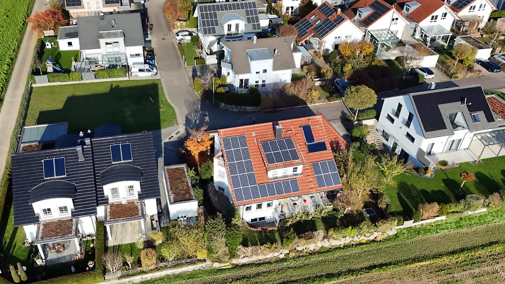 Solaranlage-PV-Anlage-Photovoltaik-Wohngebiet-in-Baden-Wuerttemberg-Ortschaft-Wohnsiedlung-in-Gaeufelden-im-Landkreis-Boeblingen-Haeuser-Wohnhaeuser-Wohnbloecke-Mehrfamillienhaeuser-Mietwohnungen-Wohnsiedlung-Grundstuecke-Bebauung-Neubauwohnungen-Mehrfamilienwohnungen-Baubranche-Neubau-Gebaeude-Komplex-Immobilie-Wohnungsbau-Mietwohnung-Miete-Bauboom-Mietshaus-Wohnanlage-Wohneigentum-bauen-Bau-Baugewerbe-Immobilien-Baugewerbe