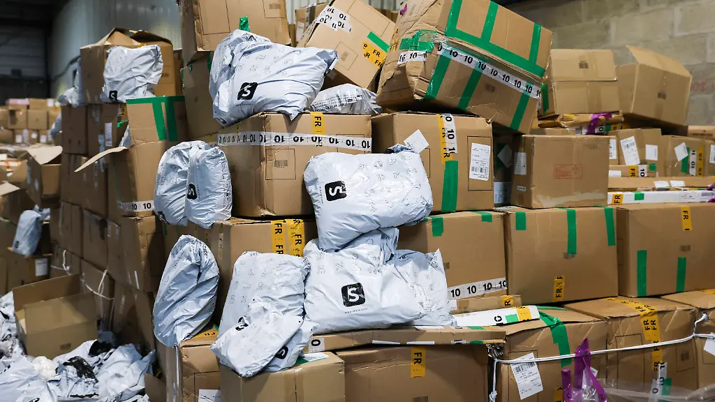 Operation-to-Inspect-Packages-from-Shein-Paris-Customs-agents-inspect-packages-containing-Shein-brand-cosmetics-during-an-inspection-operation-targeting-packages-from-Chinese-ultra-fast-fashion-platform-Shein-at-Roissy-Charles-De-Gaulle-Airport-in-Roissy-France-on-November-6-2025-Photos-by-Jeremy-Paoloni-ABACAPRESS