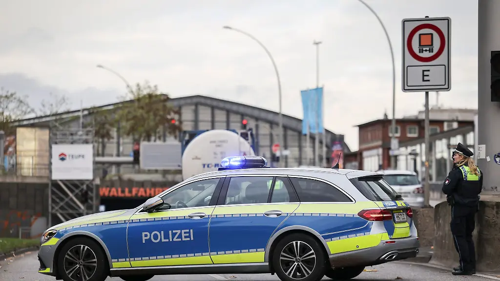 Polizisten-waren-am-Wallring-im-Einsatz-nachdem-ein-Lastwagen-Teile-seiner-Ladung-verloren-hatte