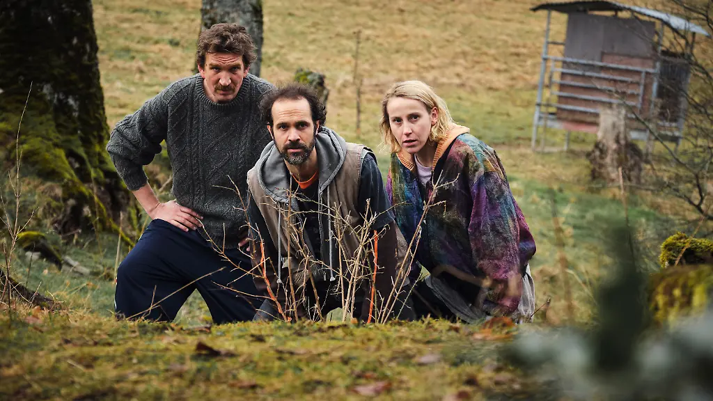 ARD-SWR-TATORT-DER-REINI-Fernsehfilm-Deutschland-2025-am-Sonntag-16-11-25-um-20-15-Uhr-im-ERSTEN-Reinhard-Berg-Felician-Hohnloser-Mitte-ist-gemeinsam-mit-Luke-Badrow-Karsten-Antonio-Mielke-l-und-Mika-Novak-Mareike-Beykirch-r-aus-der-geschlossenen-Abteilung-geflohen-und-sucht-Zuflucht-auf-dem-Hof-der-Familie-Berg-SWR-Benoit-Linder-honorarfrei-Verwendung-gemaess-der-AGB-im-engen-inhaltlichen-redaktionellen-Zusammenhang-mit-genannter-SWR-Sendung-und-bei-Nennung-Bild-SWR-Benoit-Linder-S2-SWR-Presse-Bildkommunikation-Baden-Baden-Tel-07221-929-22202-foto-swr-de