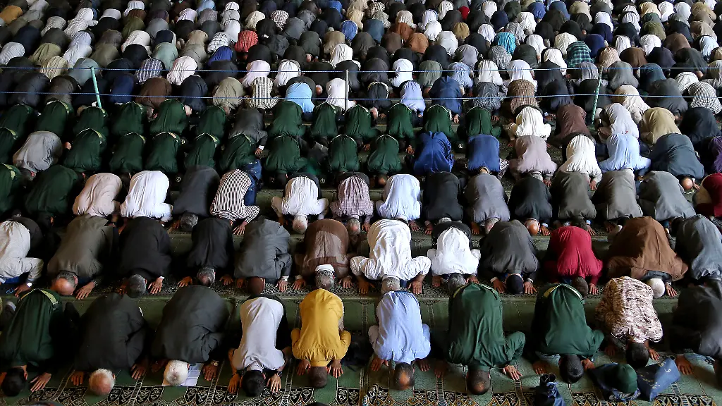 Iranische-Maenner-beten-das-Freitagsgebet-am-21-04-2017-auf-dem-Campus-der-Universitaet-in-Teheran-Iran