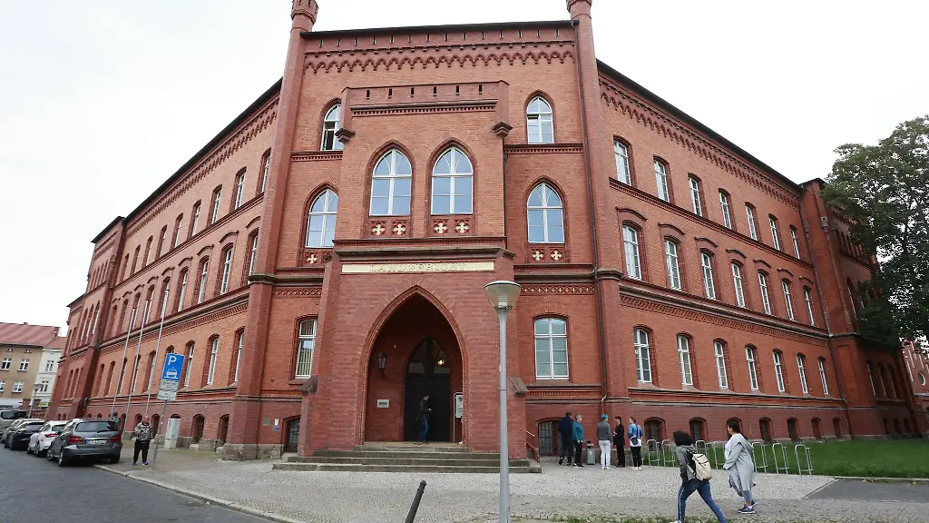 Bei-einem-Prozess-am-Landgericht-in-Stendal-ist-ein-Schoeffe-betrunken-erschienen