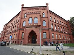 Verhandlung wird wiederholt: Schöffe erscheint total betrunken zum Prozess