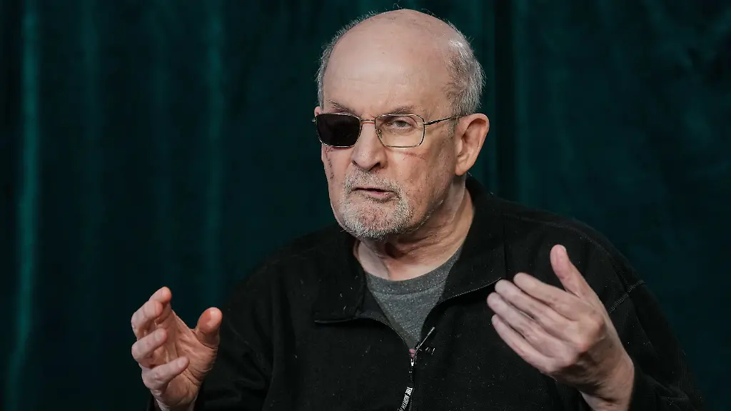 Der-Schriftsteller-Salman-Rushdie-gestikuliert-waehrend-eines-Interviews