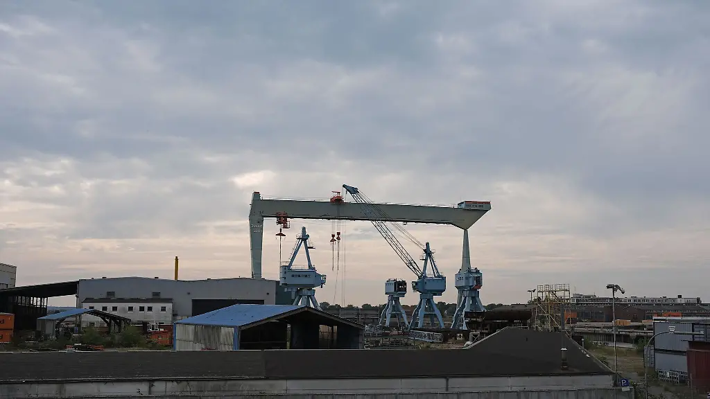 Der-grosse-Jucho-Portalkran-steht-nahe-mehreren-Portalkraenen-auf-dem-Gelaende