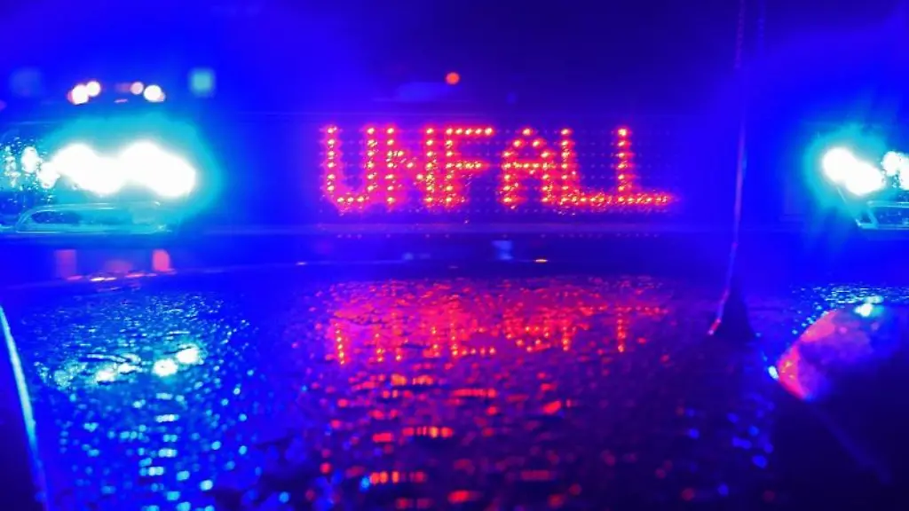 Polizei-Blaulicht-bei-Unfallaufnahme
