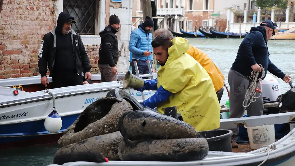 HANDOUT-Mehrere-Autoreifen-haben-Gondolieri-bei-Tauchgaengen-in-den-Kanaelen-zu-Tage-gefoerdert-600-Kilo-Muell-sind-dabei-aufgetaucht-Es-ist-bereits-der-siebte-Tauchgang-in-Venedig-Zwischen-Maerz-und-Juni-seien-2-5-Tonnen-Muell-gefunden-worden-heisst-es-in-der-Mitteilung-Die-Aktion-soll-einmal-monatlich-noch-bis-mindestens-April-2020-laufen