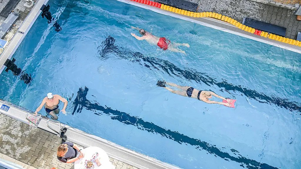 Mitten-im-November-treibt-es-noch-etliche-ins-private-Freibad