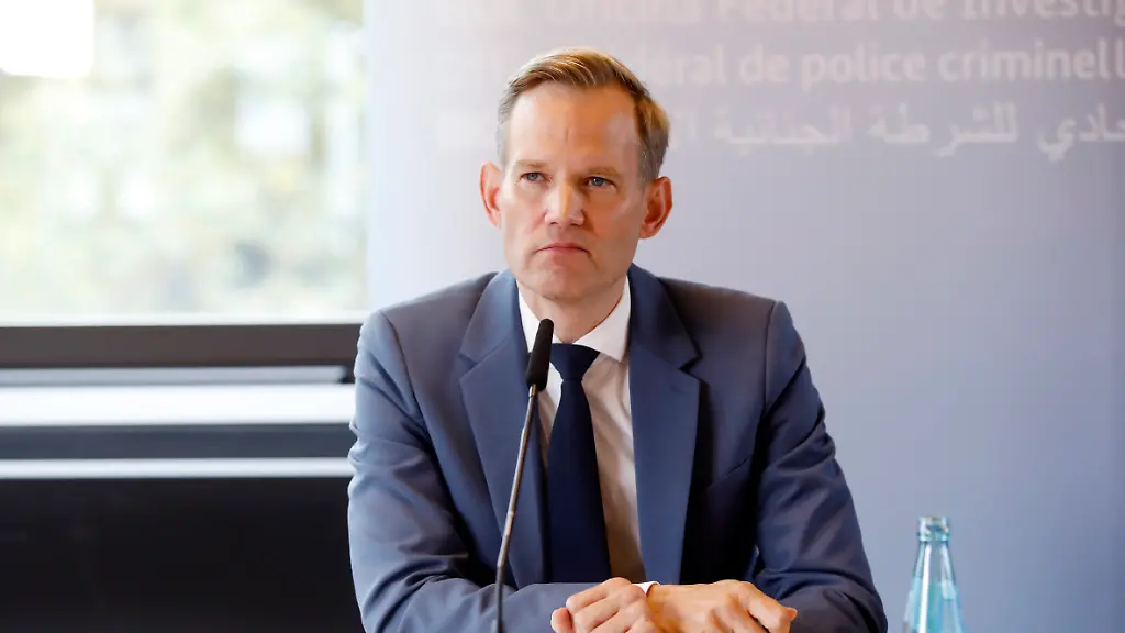 Hendrik-Streeck-bei-der-Pressekonferenz-Bundeslagebilder-Organisierte-Kriminalitaet-und-Rauschgift-im-Bundeskriminalamt-Wiesbaden-24-10
