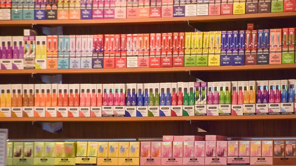 In-einem-Geschaeft-werden-bunte-Vapes-ausgestellt