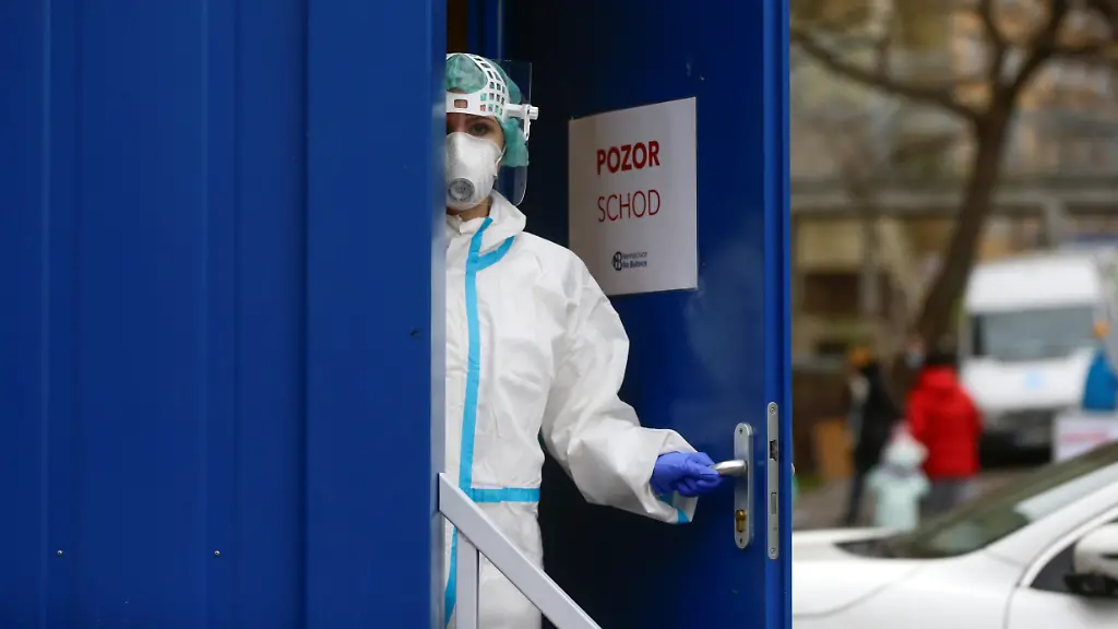 2020-12-16T121702Z-1418780155-RC2COK9U7BYD-RTRMADP-3-HEALTH-CORONAVIRUS-CZECH-TESTING