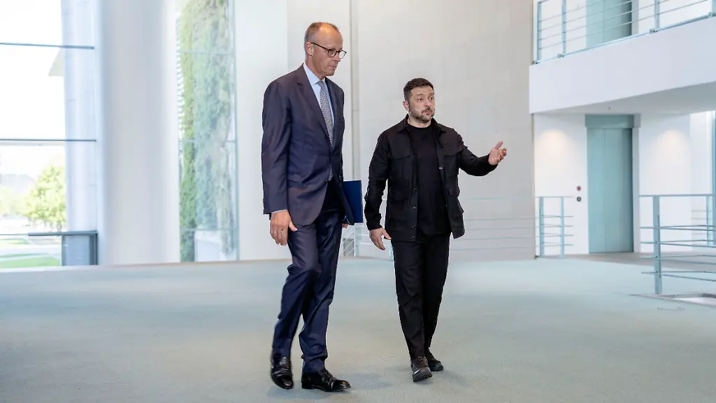 Friedrich-Merz-und-Wolodymyr-Selenskyj-beim-Pressestatement-zum-virtuellen-Treffen-zur-Ukraine-im-Bundeskanzleramt-Berlin-13-08