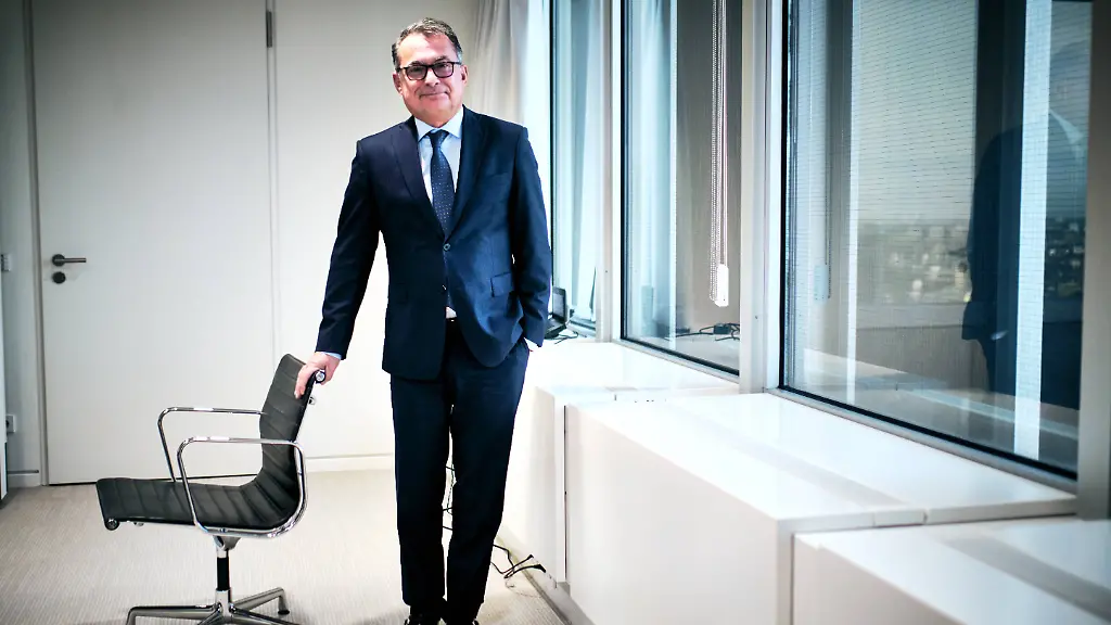 04-10-2022-FRANKFURT-Portraet-von-Dr-Joachim-Nagel-Praesident-der-Deutschen-Bundesbank-und-Mitglied-des-EZB-Rats-waehrend-eines-Interviews-in-der-Frankfurter-Zentrale