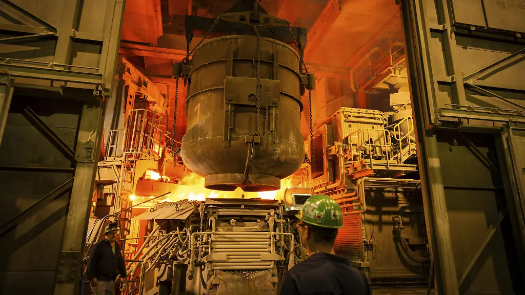 Die-Branche-benoetigt-verlaessliche-Energieversorgung-zu-planbaren-und-wettbewerbsfaehigen-Preisen-Gemeinsame-Forderungen-von-Wirtschaftsminister-Dirk-Panter-Unternehmen-Wirtschaftsvereinigung-Stahl-und-IG-Metall-u-a-zu-Industriestrompreis-und-Verlaengerung-der-Strompreiskompensation-Beschickung-eines-Elektohochofens-Freital-Sachsen-Deutschland