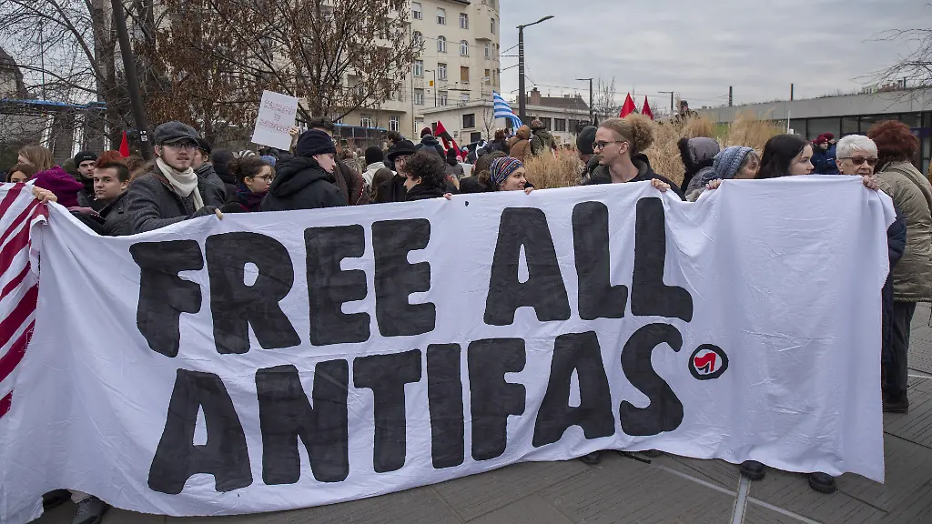 Demonstration-von-Antifa-Aktivisten-in-Budapest-Anlass-ist-der-alljaehrliche-Aufmarsch-von-Rechtsextremisten-dem-so-genannten-Tag-der-Ehre-am-11-Februar-jedes-Jahres-Budapest-Ungarn-08-02