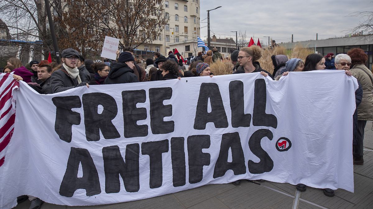 -Zahlreiche-Angriffe-auf-Personen-USA-setzen-deutsche-Antifa-Ost-auf-Terrorliste