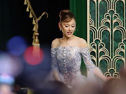 Kollegin eilt zur Hilfe: Mann greift Ariana Grande bei "Wicked"-Premiere an