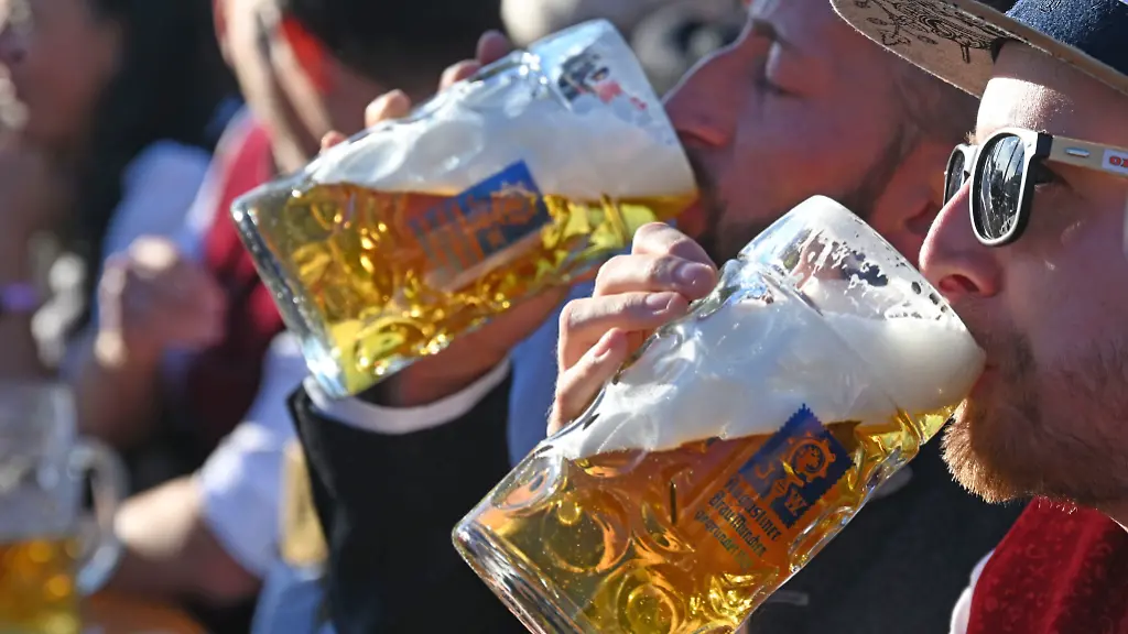 Bierausschank-in-der-Augustiner-Festhalle-auf-dem-190-Oktoberfest-2025-auf-der-Theresienwiese-Muenchen-03-10