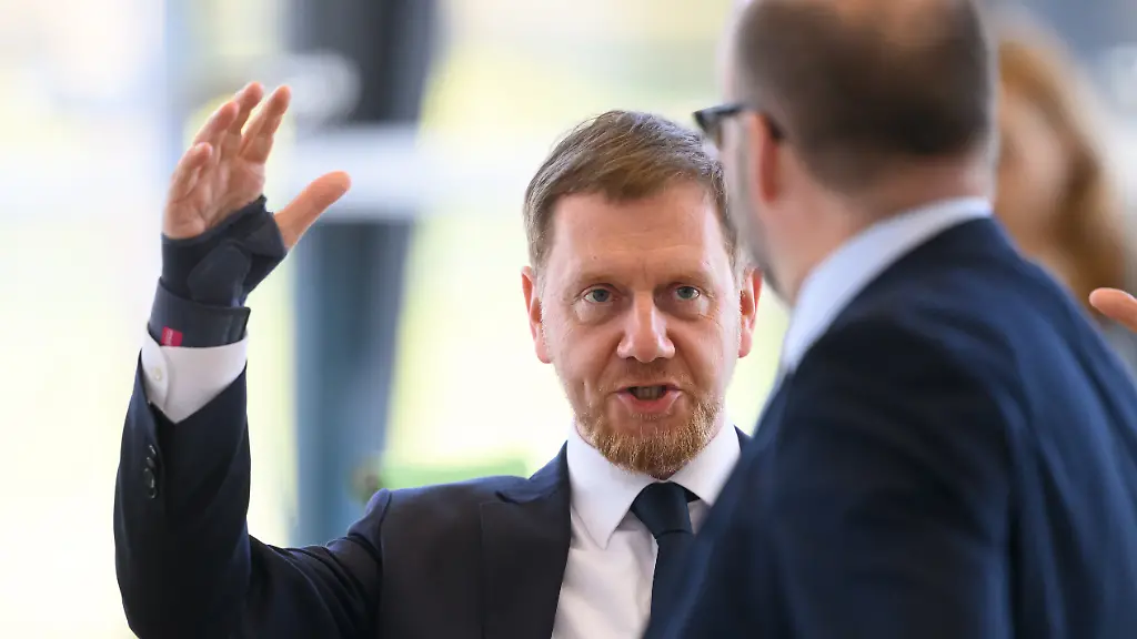 Michael-Kretschmer-CDU-Ministerpraesident-von-Sachsen-gestikuliert-vor-Beginn-der-Sitzung-des-Saechsischen-Landtages-im-Plenarsaal-und-traegt-dabei-eine-Handgelenkbandage-Auf-der-Tagesordnung-stehen-unter-anderem-eine-Fachregierungserklaerung-der-Justizministerin-von-Sachsen
