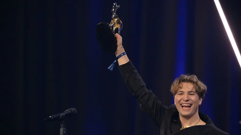 Fionn-Ferreira-will-die-Meere-von-Mikroplastik-befreien-Dafuer-wurde-er-mit-dem-Bambi-in-der-Kategorie-Unsere-Erde-ausgezeichnet