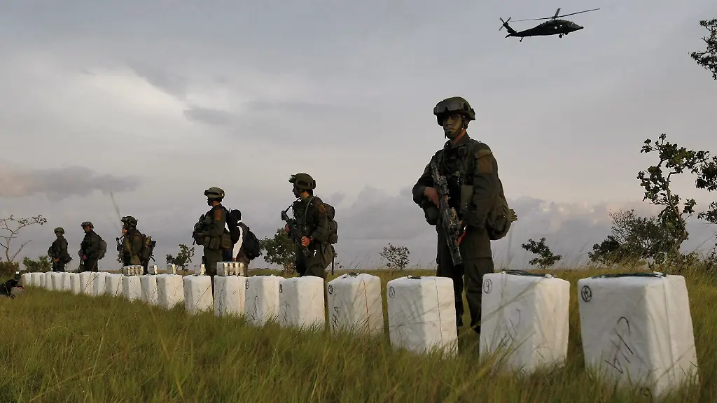 ARCHIV-Kolumbianische-Polizisten-bewachen-beschlagnahmte-Kokainpakete-in-Guaracu-Kolumbien-Archivfoto-vom-14-10-2011-An-die-Zeiten-des-Drogenterrors-in-ihrem-Land-fuehlen-sich-viele-Kolumbianer-heute-erinnert-wenn-sie-die-Schlagzeilen-aus-Mexiko-lesen-EPA-Leonardo-Munoz-zu-dpa-KORR-Ausland-Mexikos-Drogenkrieg-weckt-in-Kolumbien-viele-Erinnerungen-vom-07-12