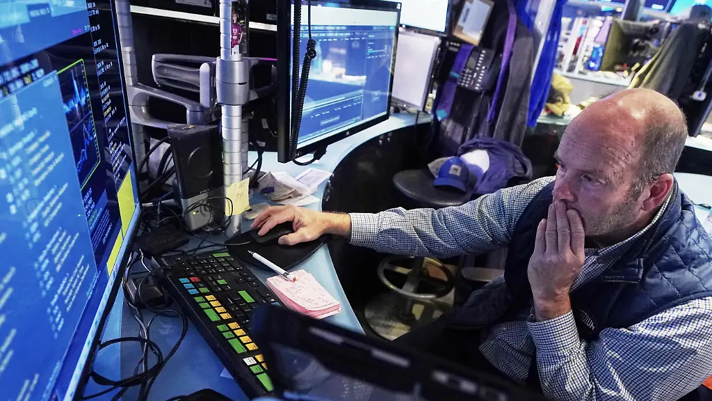 Trader-Peter-Mancuso-works-on-the-floor-of-the-New-York-Stock-Exchange-Wednesday-Nov-12-2025