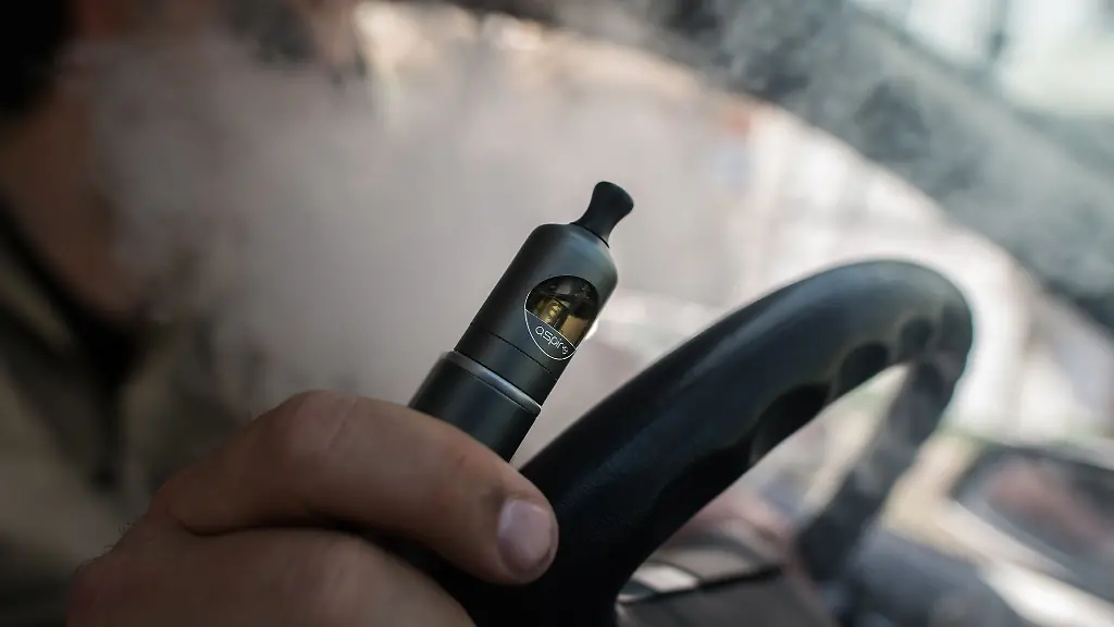 Genuss-mit-Folgen-Wer-ein-paar-Dinge-beim-Gebrauch-der-E-Zigarette-im-Auto-nicht-beachtet-kann-schnell-ein-Bussgeld-kassieren
