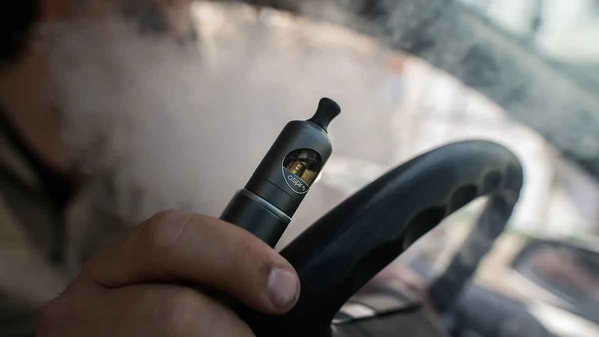 E-Zigarette mit Display: Wie das Vapen zum Handyverstoß am Steuer wird