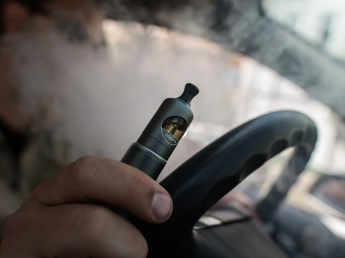 E-Zigarette mit Display: Wie das Vapen zum Handyverstoß am Steuer wird