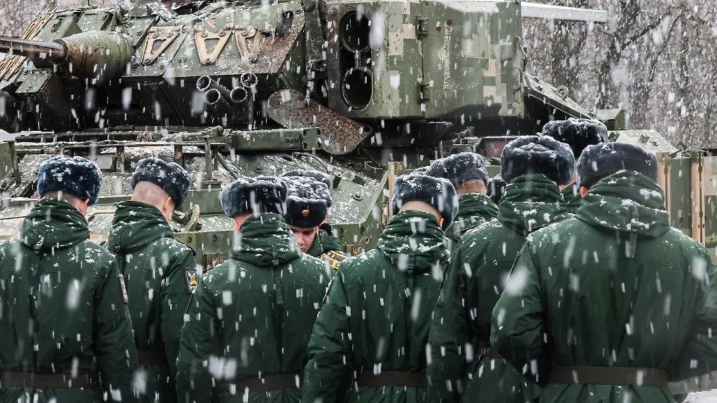 Russische-Soldaten-stehen-bei-starkem-Schneefall-vor-einem-Panzer-des-Typs-Bradley-aus-US-amerikanischer-Produktion-der-nach-russischen-Angaben-von-russischen-Truppen-in-der-Ukraine-erbeutet-worden-sein-soll-Die-erbeuteten-Militaerfahrzeuge-wurden-nach-St-Petersburg-gebracht-und-sollen-ab-4-November-2024-am-Tag-der-Nationalen-Einheit-Russlands-im-Museum-und-historischen-Park-Russland-Meine-Geschichte-ausgestellt-werden-Die-erbeuteten-Panzer-Schuetzenpanzer-und-gepanzerten-Fahrzeuge-sollen-nach-russischen-Angaben-bei-den-Streitkraeften-der-Ukraine-und-der-NATO-Laender-im-Einsatz-gewesen-und-waehrend-einer-speziellen-Militaeroperation-in-der-Ukraine-bei-Charkiw-und-Sumy-erbeutet-worden-sein-Die-Ausstellung-zeige-22-Ketten-und-Radfahrzeuge-die-in-den-USA-Grossbritannien-Australien-Kanada-Frankreich-der-Tuerkei-Finnland-und-der-Ukraine-hergestellt-wurden