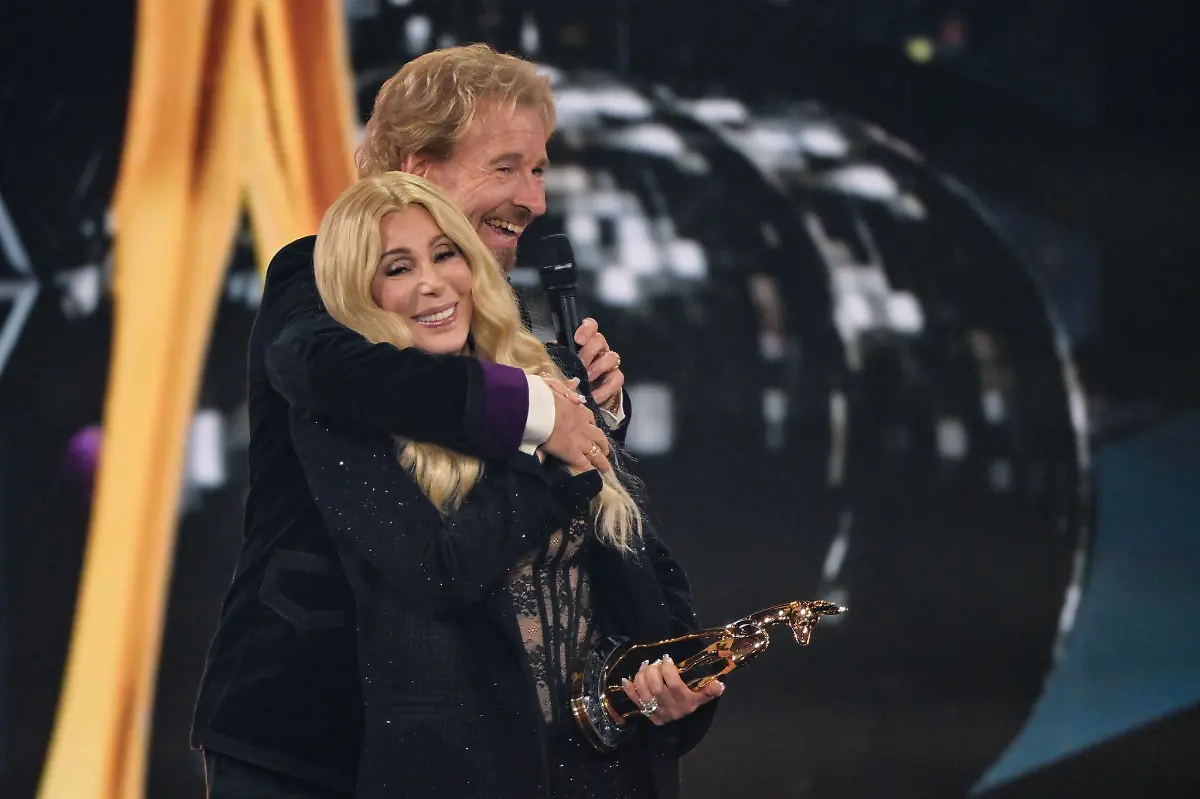 Gottschalk-75-umarmte-Cher-79-auf-der-Buehne