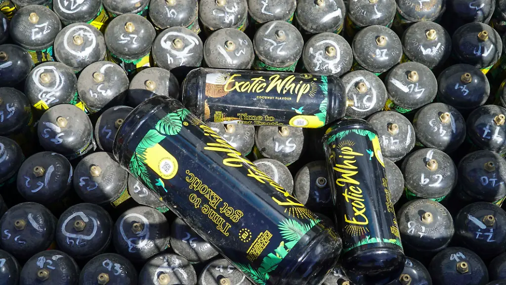 Sammelkorb-Entsorgung-fuer-alte-gebrauchte-Lachgas-Katuschen-Die-Hamburger-Stadtreinigung-SRH-zeigt-Kampange-gegen-die-Verwendung-von-Lachgas-als-Partydroge-15-05-2025-Hamburg-St-Pauli-Die-Kampange-soll-auf-die-Gefahren-bei-der-Entsorgung-der-Gasflaschen-aufmerksam-machen